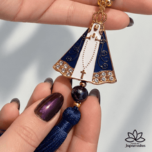 Carregar imagem no visualizador da galeria, Pingente para Retrovisor Nossa Senhora Aparecida – Proteção e Fé
