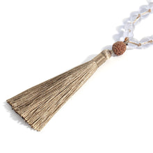 Carregar imagem no visualizador da galeria, Japamala de 108 Contas de Pedra Natural Quartzo de Cristal e Semente de Rudrasksha. Promove o Alinhamento de Todos os Chakras. - Mundo dos Japamalas