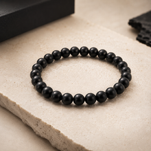 Carregar imagem no visualizador da galeria, Pulseira de Pedra Natural Onix Fosca. Proporciona Foco, Proteção Energética, Fortalece a Saúde e Afasta os Pensamentos Negativos

