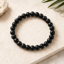 Carregar imagem no visualizador da galeria, Pulseira de Pedra Natural Onix Fosca. Proporciona Foco, Proteção Energética, Fortalece a Saúde e Afasta os Pensamentos Negativos
