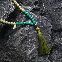 Carregar imagem no visualizador da galeria, Japamala de 108 Contas + Pulseira da Pedra Natural Jade Verde e Quartzo verde. Proporciona Sorte, Proteção e Força
