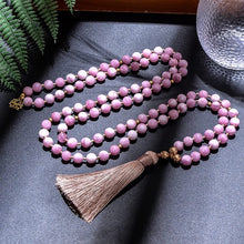 Carregar imagem no visualizador da galeria, Japamala de 108 Contas + Pulseira da Pedra Natural Kunzita. Auxilia na Expressão do Verdadeiro Eu e na Paz Interior - Mundo dos Japamalas
