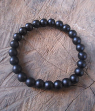 Carregar imagem no visualizador da galeria, Pulseira de Pedra Natural Onix Fosca. Proporciona Foco, Proteção Energética, Fortalece a Saúde e Afasta os Pensamentos Negativos - Mundo dos Japamalas
